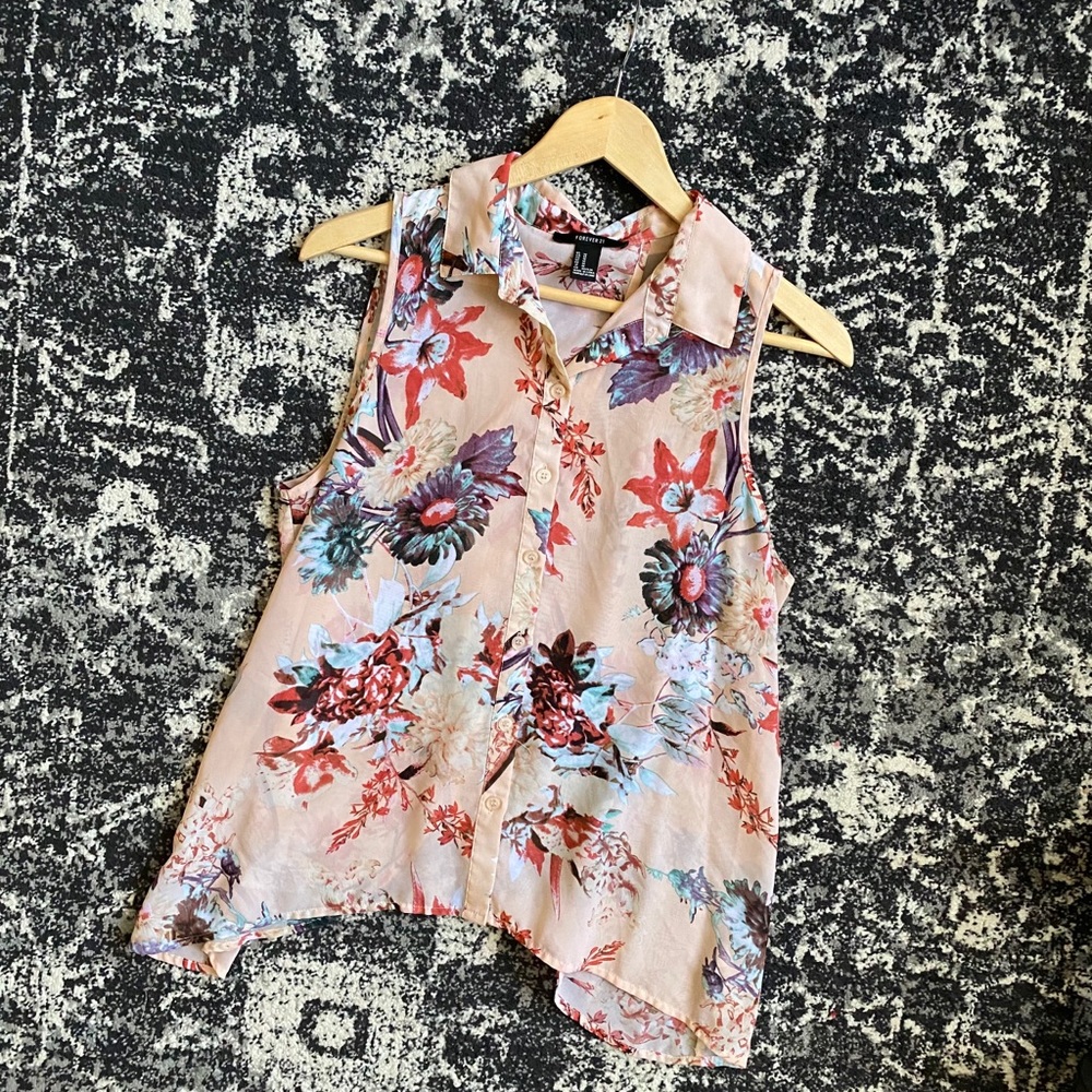 Floral sleeveless button down top